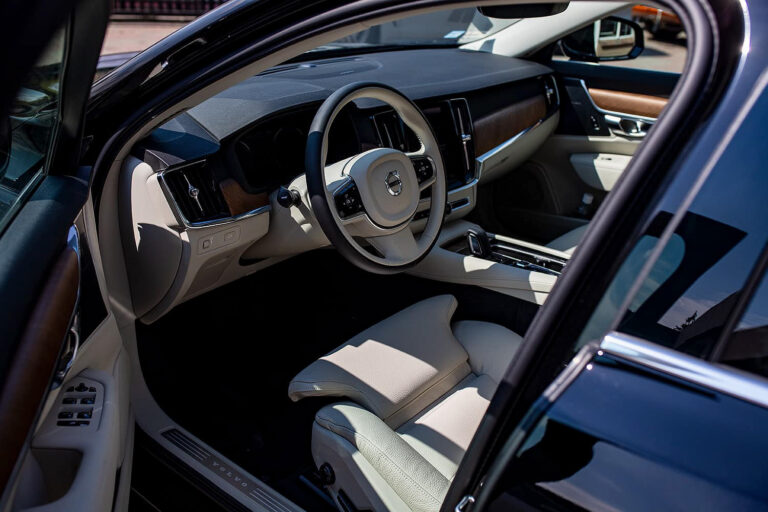 Jak skutecznie zabezpieczać skórzaną tapicerkę w samochodzie? 