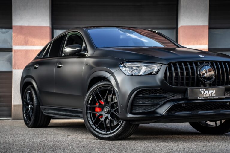 Mercedes GLE 53 oklejony ciemną folią matową