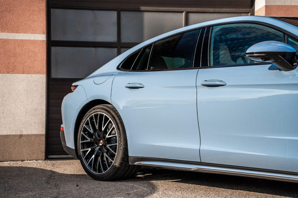 Porsche po zmianie koloru folią PPF na błękitny