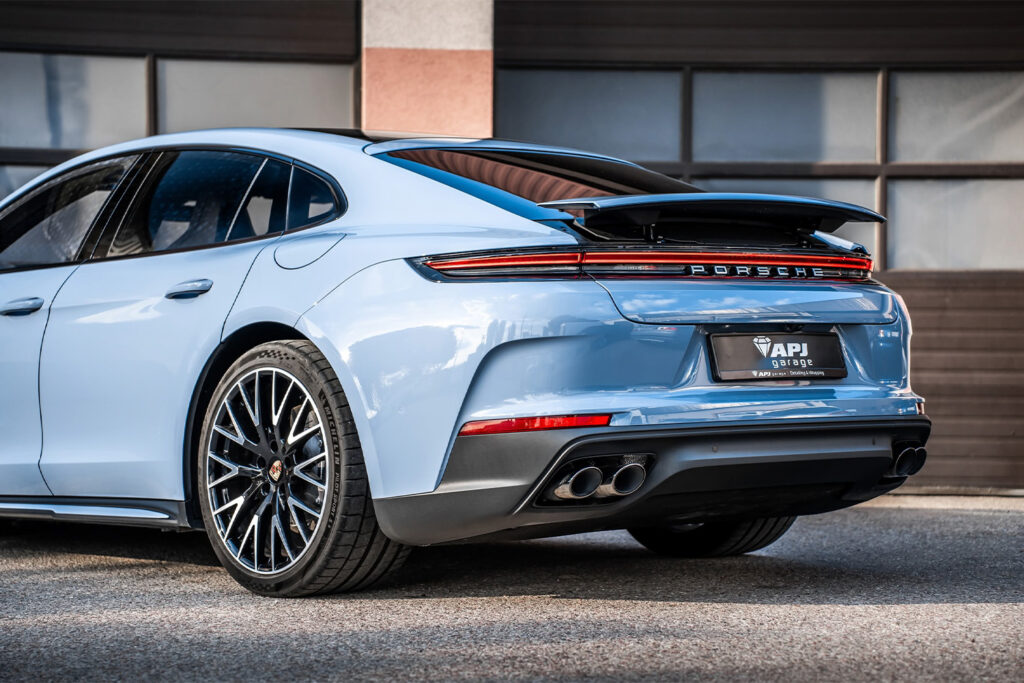 Porsche po zmianie koloru folią PPF na błękitny
