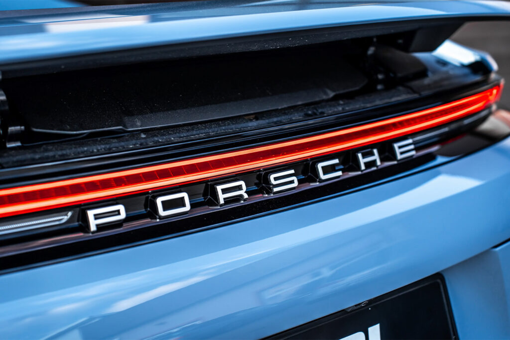 Porsche po zmianie koloru folią PPF na błękitny
