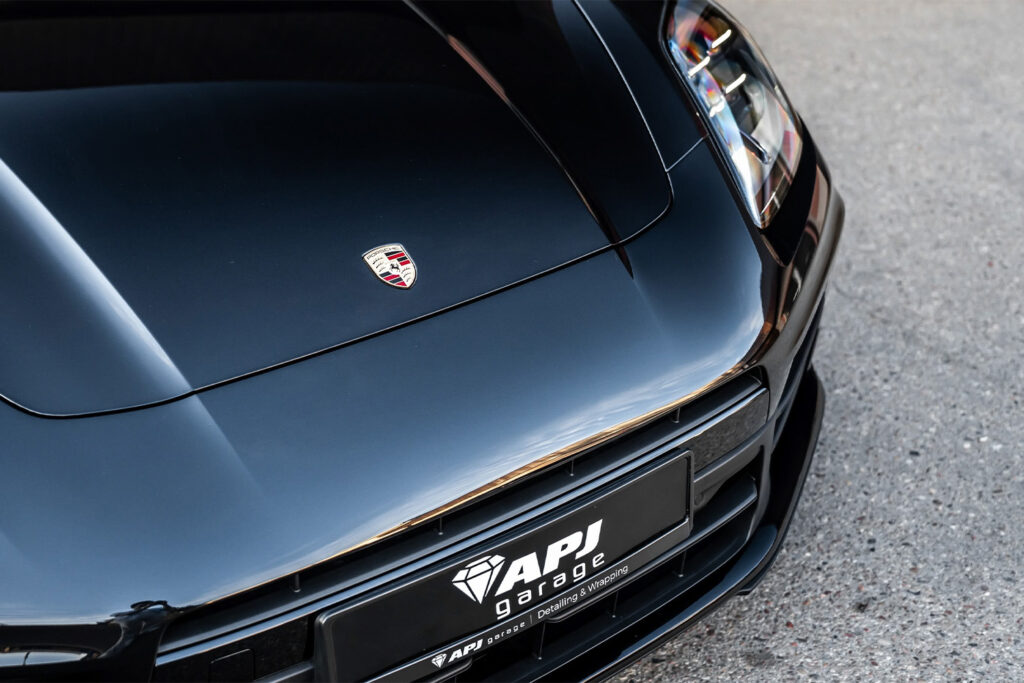 czarne Porsche przed zmianą koloru
