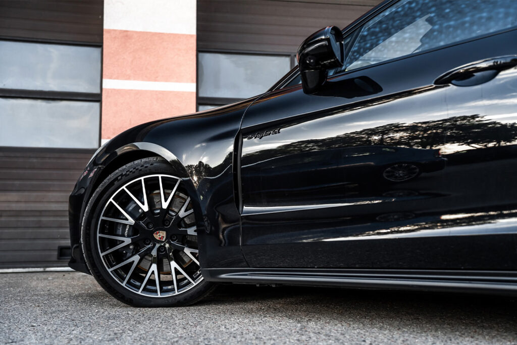 czarne Porsche przed zmianą koloru