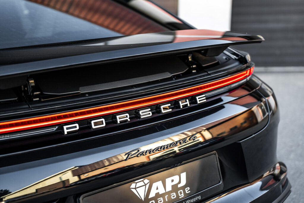 czarne Porsche przed zmianą koloru